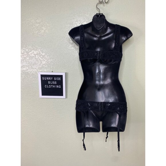 Black Lace Bra and Garter Set Size Small - Picture 4 of 8